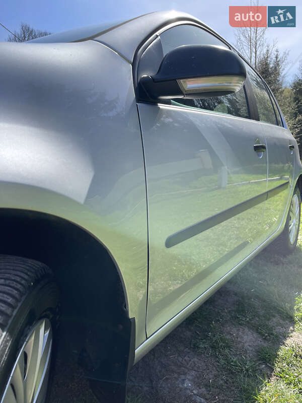 Хэтчбек Volkswagen Golf 2004 в Виннице