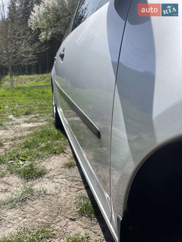 Хэтчбек Volkswagen Golf 2004 в Виннице