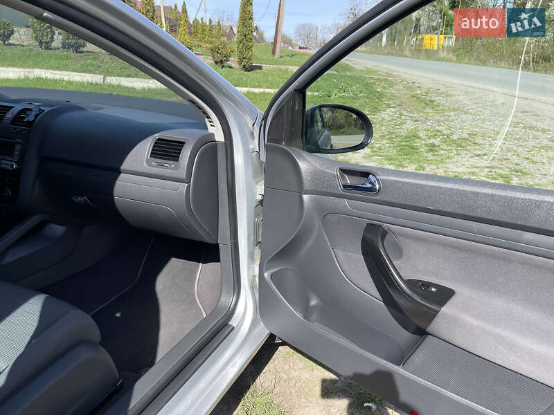 Хэтчбек Volkswagen Golf 2004 в Виннице