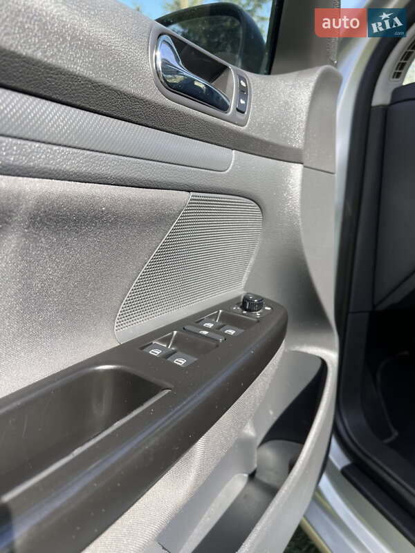 Хэтчбек Volkswagen Golf 2004 в Виннице