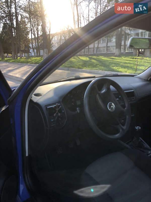 Хэтчбек Volkswagen Golf 2001 в Ровно