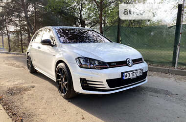 Хэтчбек Volkswagen Golf 2016 в Ужгороде