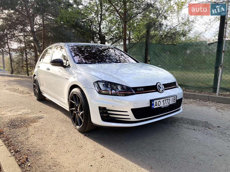 Хетчбек Volkswagen Golf 2016 в Ужгороді