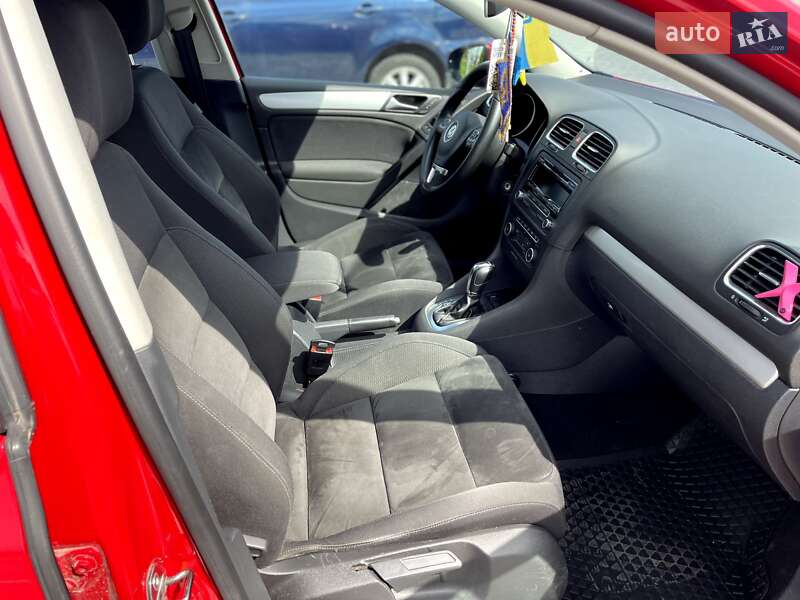 Хэтчбек Volkswagen Golf 2012 в Волочиске