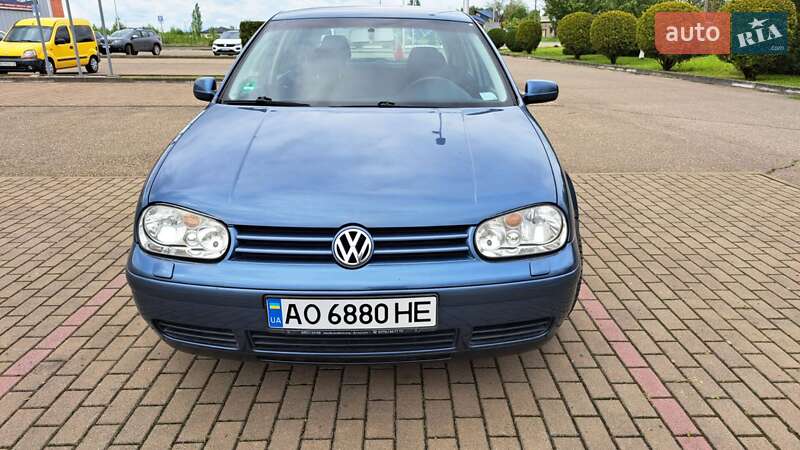 Хэтчбек Volkswagen Golf 2003 в Виноградове