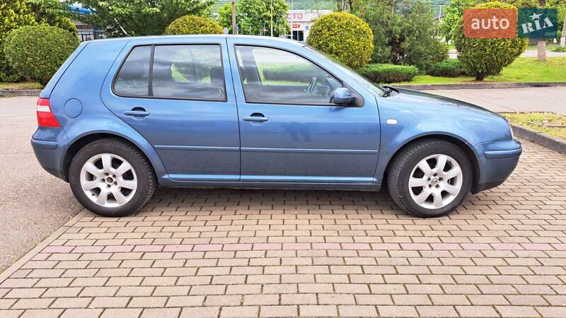 Хэтчбек Volkswagen Golf 2003 в Виноградове