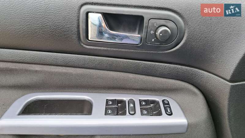 Хэтчбек Volkswagen Golf 2003 в Виноградове