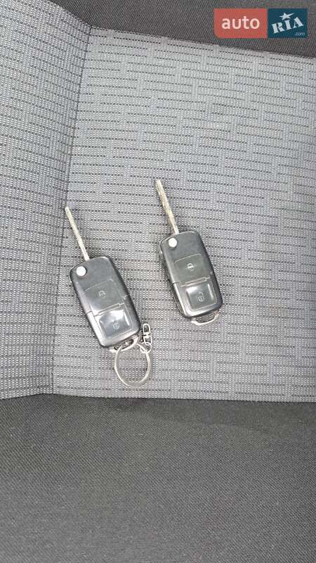 Хэтчбек Volkswagen Golf 2003 в Виноградове