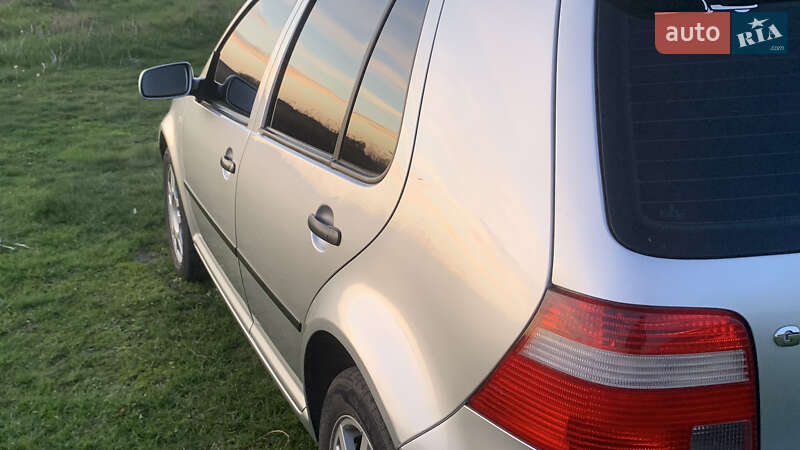 Хетчбек Volkswagen Golf 2003 в Зміїві
