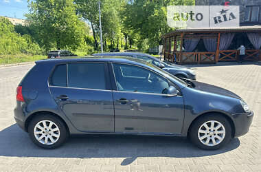 Хетчбек Volkswagen Golf 2004 в Луцьку