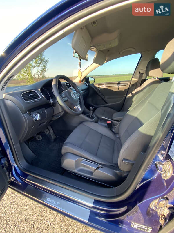 Хэтчбек Volkswagen Golf 2012 в Карловке