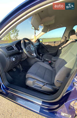 Хэтчбек Volkswagen Golf 2012 в 