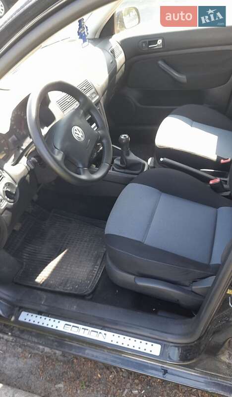 Хэтчбек Volkswagen Golf 2003 в Луцке