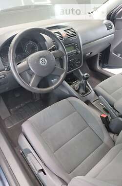 Хетчбек Volkswagen Golf 2004 в Чернівцях