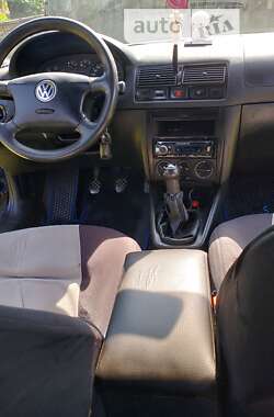 Хэтчбек Volkswagen Golf 2000 в Снятине