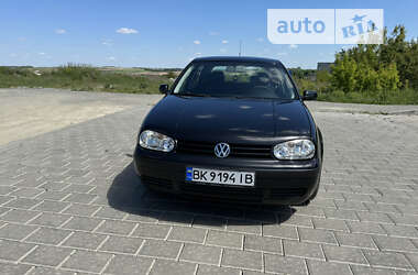 Хэтчбек Volkswagen Golf 2002 в Ровно