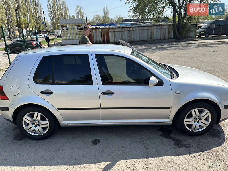 Хэтчбек Volkswagen Golf 2001 в Запорожье