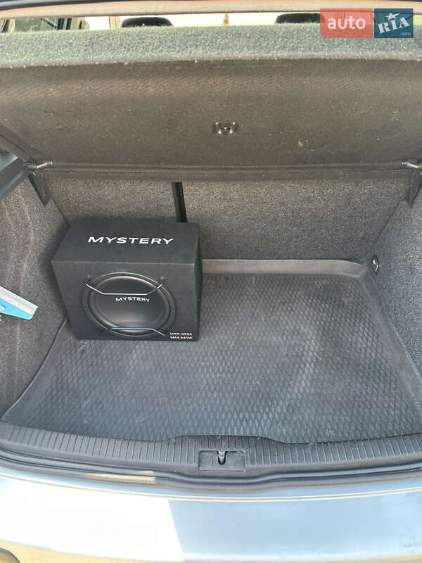 Хэтчбек Volkswagen Golf 2001 в Запорожье