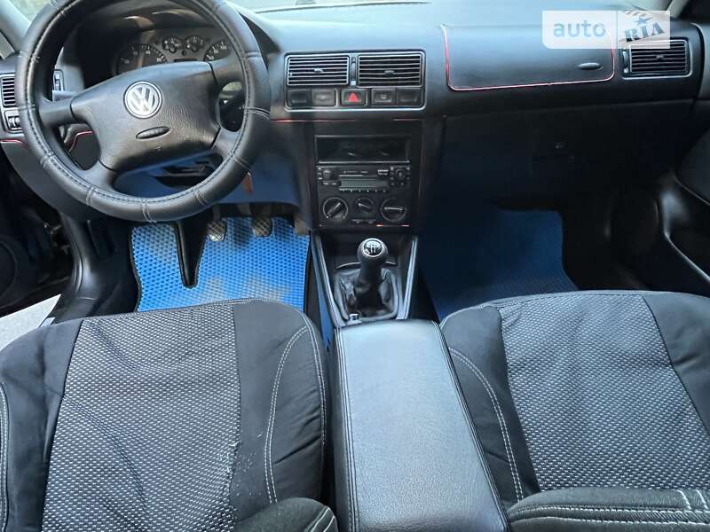 Хэтчбек Volkswagen Golf 2003 в Киеве