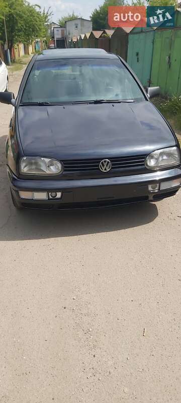 Хэтчбек Volkswagen Golf 1996 в 
