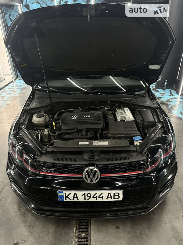 Хэтчбек Volkswagen Golf 2017 в Киеве
