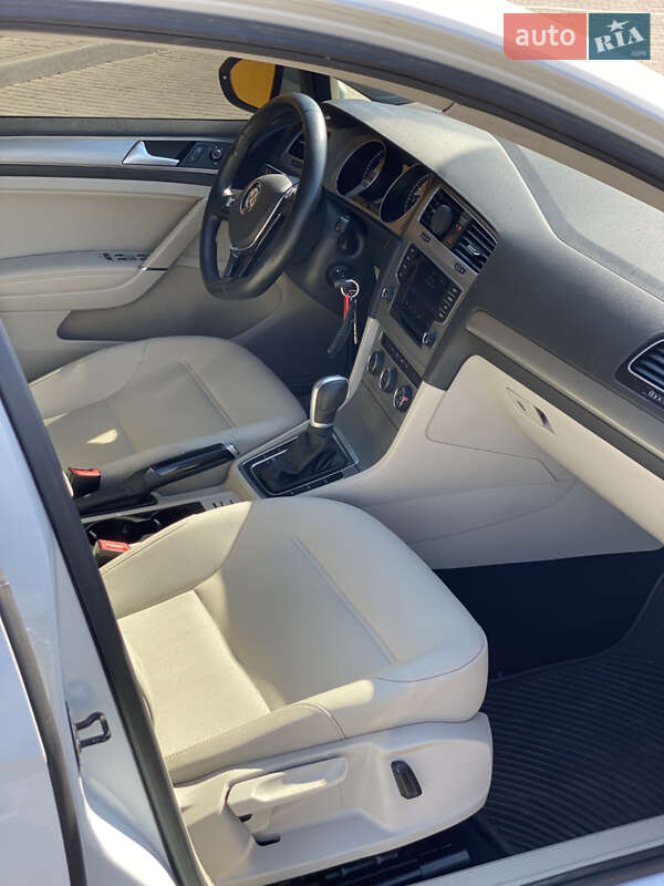Хэтчбек Volkswagen Golf 2014 в Ровно