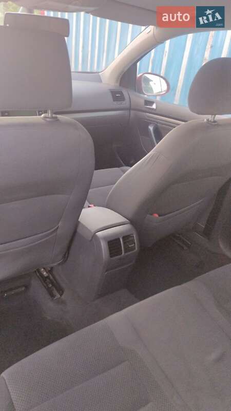 Хэтчбек Volkswagen Golf 2005 в Заречном