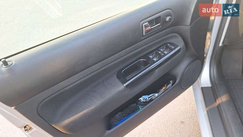 Хетчбек Volkswagen Golf 2002 в Дніпрі