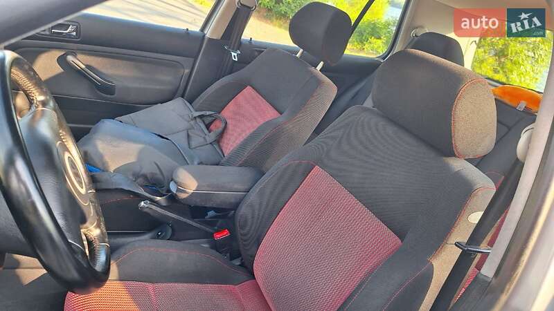 Хетчбек Volkswagen Golf 2002 в Дніпрі