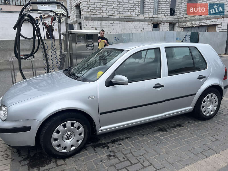Хетчбек Volkswagen Golf 2001 в Кропивницькому