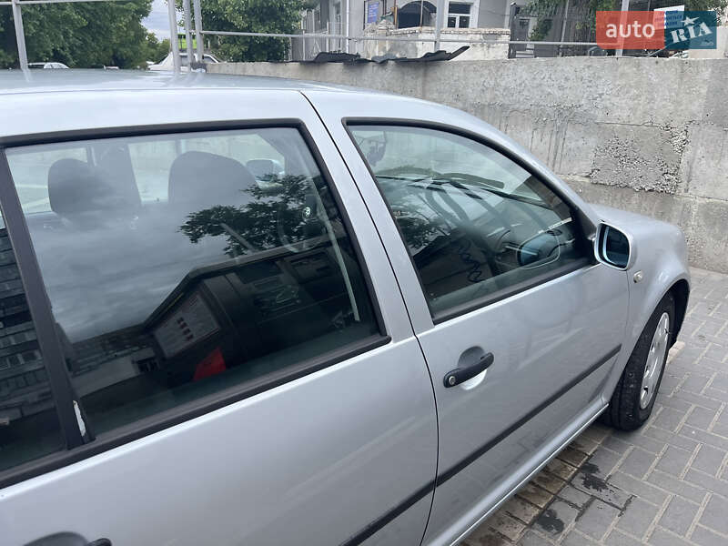 Хетчбек Volkswagen Golf 2001 в Кропивницькому