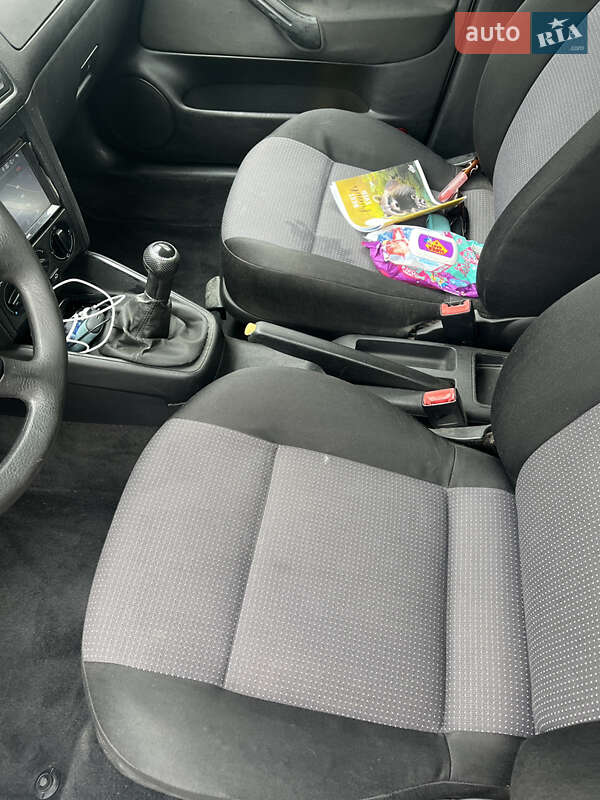 Хетчбек Volkswagen Golf 2001 в Кропивницькому