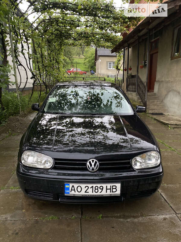 Хэтчбек Volkswagen Golf 2001 в Хусте