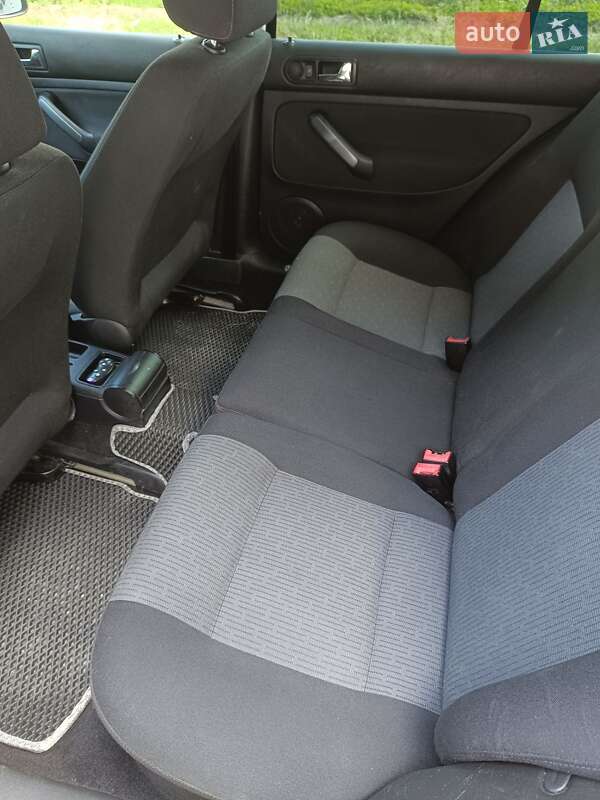 Хетчбек Volkswagen Golf 2003 в Тернополі