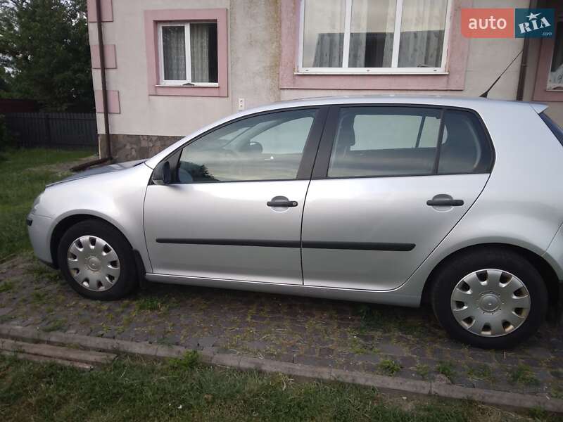 Хэтчбек Volkswagen Golf 2006 в Остроге