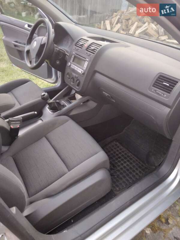 Хэтчбек Volkswagen Golf 2006 в Остроге