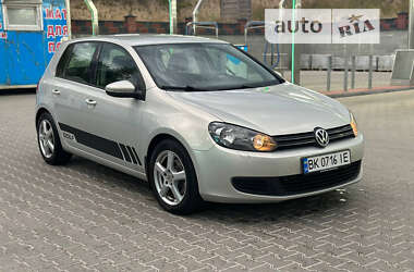 Хэтчбек Volkswagen Golf 2009 в Ровно