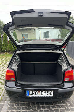 Хетчбек Volkswagen Golf 2001 в Звягелі