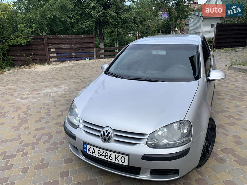 Хетчбек Volkswagen Golf 2004 в Києві