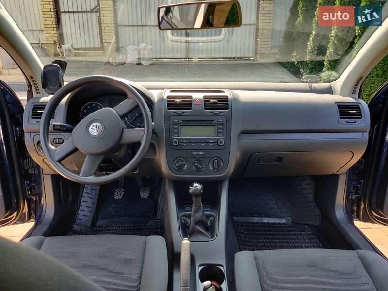 Хэтчбек Volkswagen Golf 2004 в Хмельницком