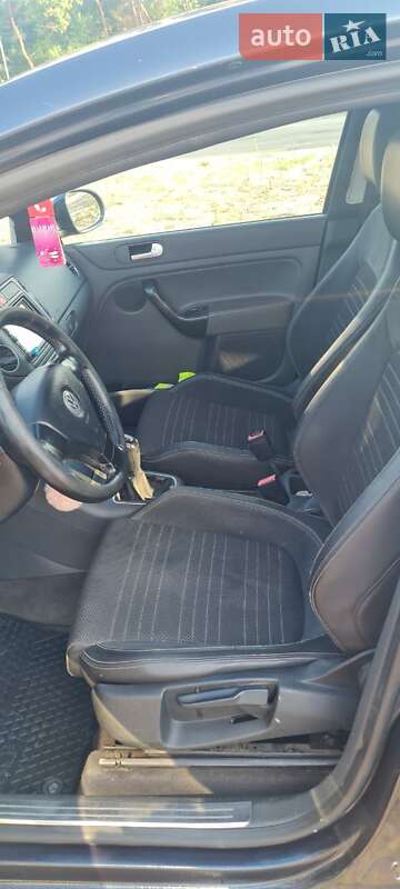 Хэтчбек Volkswagen Golf 2005 в Краснограде