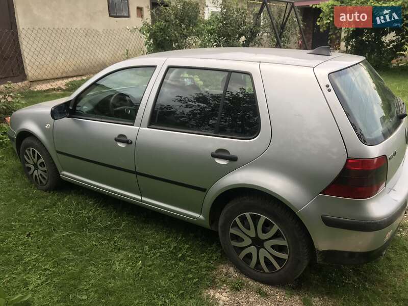 Хетчбек Volkswagen Golf 2001 в Самборі