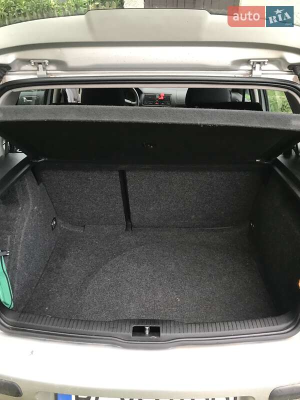 Хетчбек Volkswagen Golf 2001 в Самборі