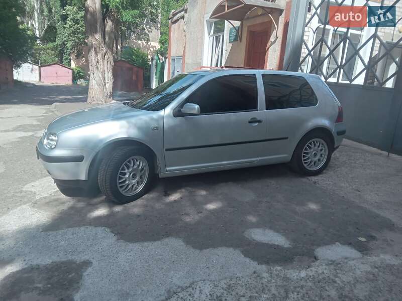 Хэтчбек Volkswagen Golf 2001 в Николаеве
