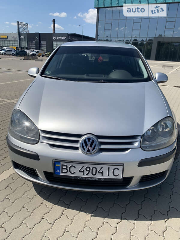 Хетчбек Volkswagen Golf 2004 в Мостиській