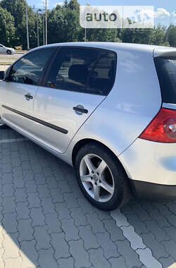 Хетчбек Volkswagen Golf 2004 в Мостиській