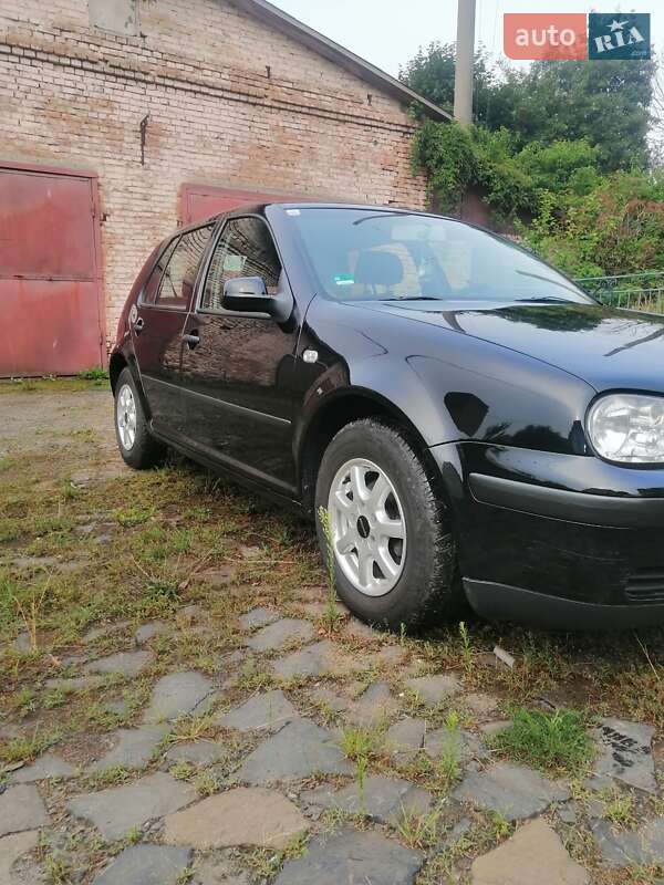 Хэтчбек Volkswagen Golf 2001 в Гоще