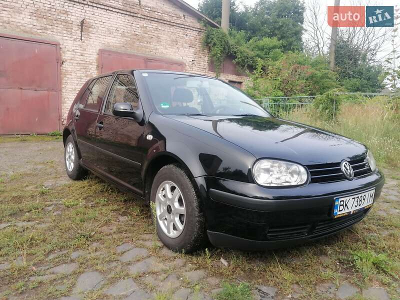 Хэтчбек Volkswagen Golf 2001 в Гоще