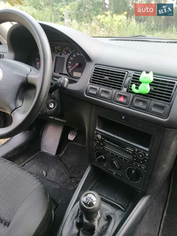 Хэтчбек Volkswagen Golf 2001 в Гоще