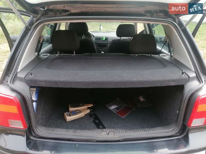 Хэтчбек Volkswagen Golf 2001 в Гоще